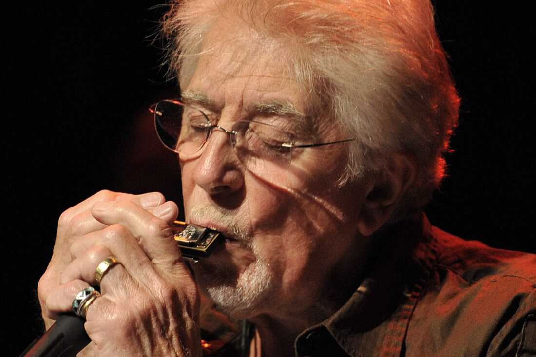 FILE - English blues singer John Mayall performs with his band The Bluesbreakers, on stage at the Miles Davis Hall during the 42nd Montreux Jazz Festival in Montreux, Switzerland, Monday, July 7, 2008. Mayall, a British blues singer whose band his most influential.  Bluesbreakers was a training ground for Eric Clapton, Mick Fleetwood and many other stars, he died on Monday, July 22, 2024, at his home in California.  He was 90. (Sandro Campardo/Keystone via AP, File)